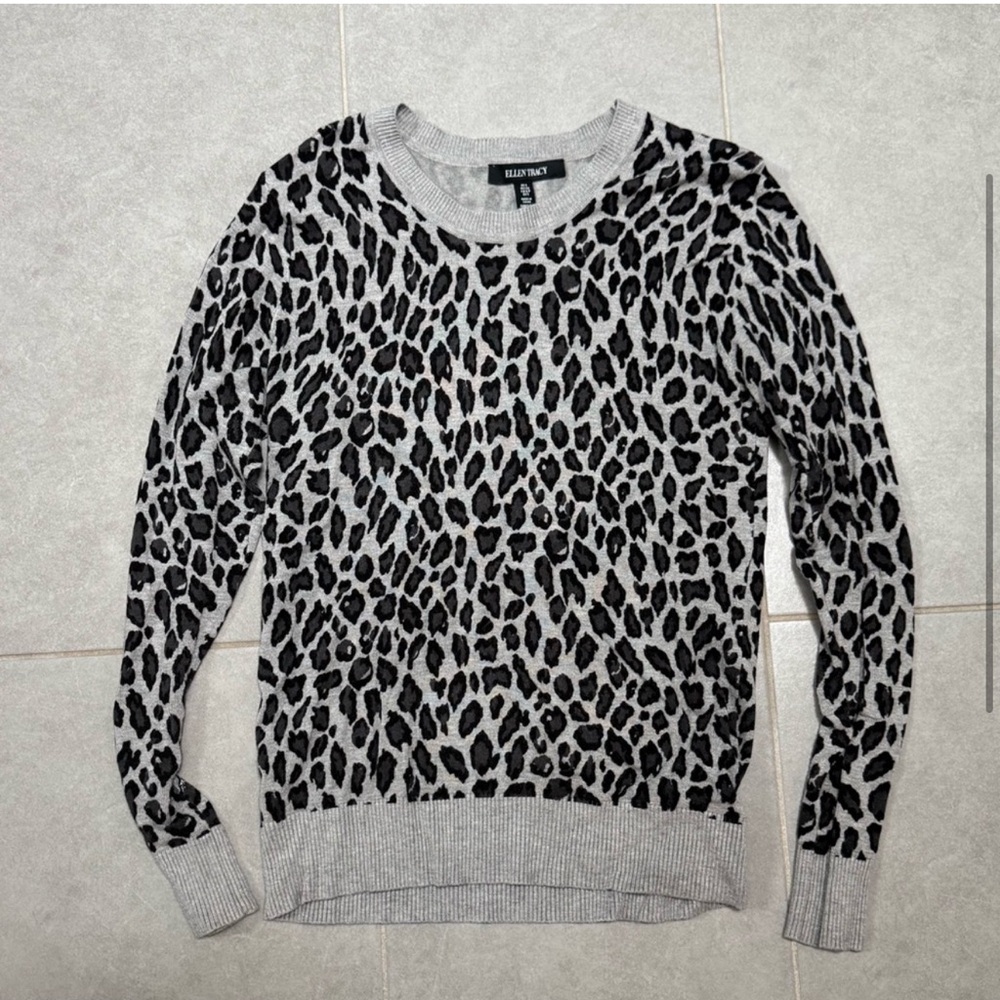 Ellen Tracy black and grey animal print sweater ✨3 for $25✨